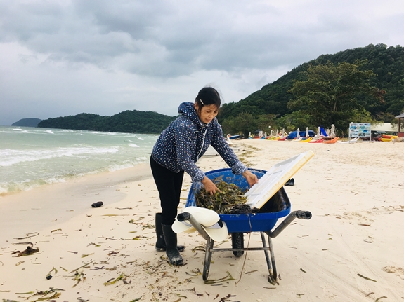 Người dân thu gom rác tại bãi Sao trên đảo Phú Quốc.